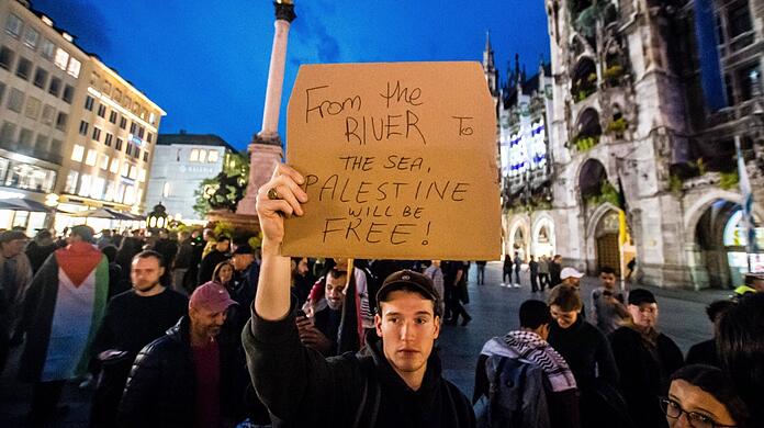 "From the river ro the sea" vor wenigen Tagen am Marienplatz. Die Parole bedeutet, dass Palästina "vom Fluss bis zum Meer" reichen soll – und der Staat Israel aufhören zu existieren.