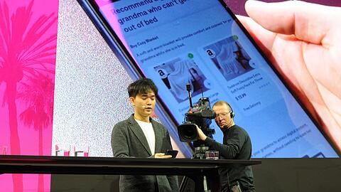 Der Gründer und Chef des US-Technologieunternehmens Brain Technologies, Jerry Yue, stellt bei der Mobile World Congress in Barcelona den Prototypen eines KI-Smartphones der Deutschen Telekom vor.