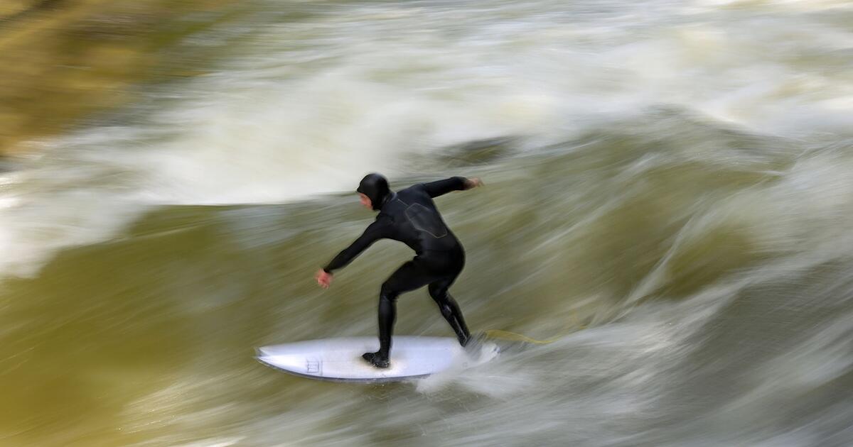 Erlaubtes-Surfen-auf-der-Eisbachwelle-Deal-beim-Mittagessen