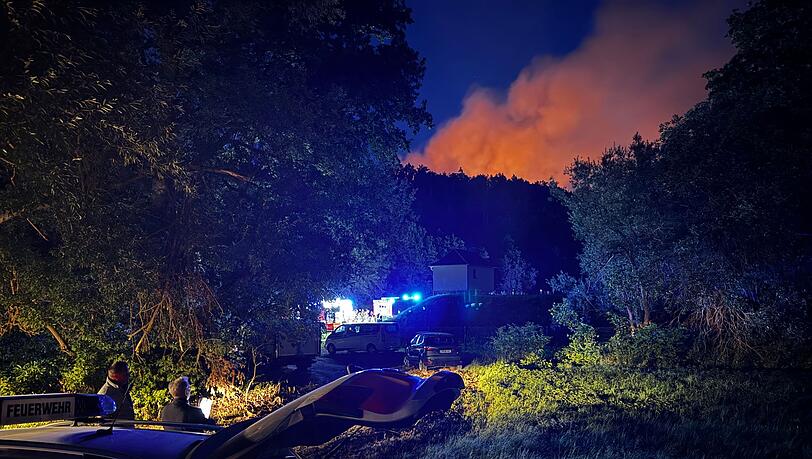 Feuerwehrleute k&ouml;nnen den Brand, der seit Dienstagabend w&uuml;tet, nur mit gro&szlig;er M&uuml;he l&ouml;schen.