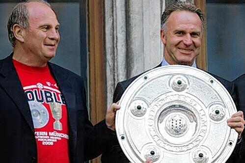 Stehen die Bayern-Bosse Uli Hoeneß und Karl-Heinz Rummenigge wie hier 2006 auch im Mai 2010 wieder mit der Meisterschale am Rathausbalkon? Die Fans werden da immer skeptischer.