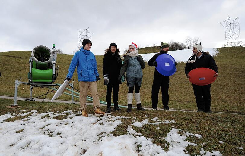 Fast schon ein trauriger Anblick: Wegen Schneemangels musste der Weltcup am Olympiaberg abgesagt werden. Die Bilder