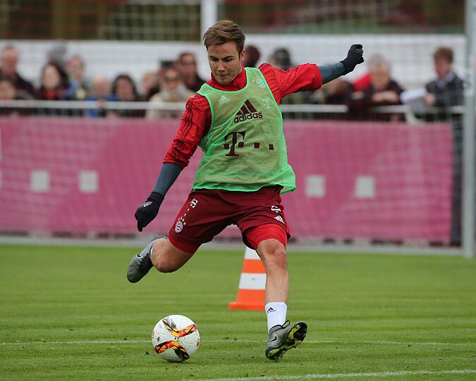 So wollen ihn die Bayern-Fans auch bald wieder im Spiel sehen: Mario Götze vor dem Torabschluss.