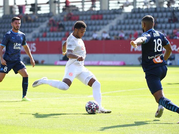 Sorgte beim Bayern-Test für das Siegtor: Serge Gnabry (M).