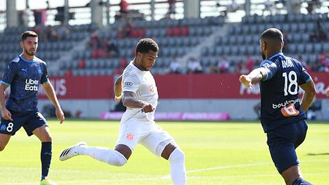 Sorgte beim Bayern-Test für das Siegtor: Serge Gnabry (M).