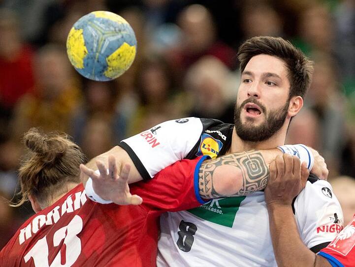 Tim Suton (r) wird beim Wurf von Tschechiens Pavel Horak gestoppt.