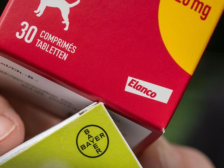 Medikamente für Hunde von Elanco (oben) und Bayer (unten). Bayer verkauft seine Tierarzneimittel-Sparte für 7,6 Milliarden US-Dollar (6,85 Mrd Euro) an den US-Konzern Elanco.