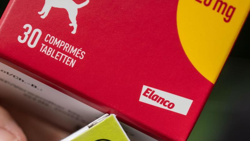 Medikamente für Hunde von Elanco (oben) und Bayer (unten). Bayer verkauft seine Tierarzneimittel-Sparte für 7,6 Milliarden US-Dollar (6,85 Mrd Euro) an den US-Konzern Elanco. Medikamente für Hunde von Elanco (oben) und Bayer (unten). Bayer verkauft seine Tierarzneimittel-Sparte für 7,6 Milliarden US-Dollar (6,85 Mrd Euro) an den US-Konzern Elanco.