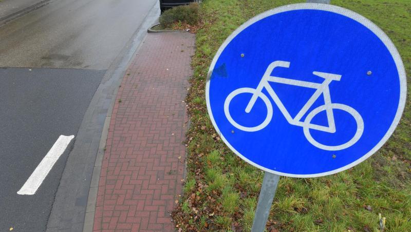 Ein Radweg-Schild ist zu sehen.