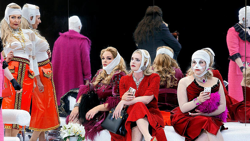 Fotoprobe "Die Walküre" - mit von links: Stephanie Houtzeel (Siegrune), Kelly God (Gerhilde), Katie Stevenson (Rossweisse) und Daniela Köhler (Helmwige). Fotoprobe "Die Walküre" - mit von links: Stephanie Houtzeel (Siegrune), Kelly God (Gerhilde), Katie Stevenson (Rossweisse) und Daniela Köhler (Helmwige).