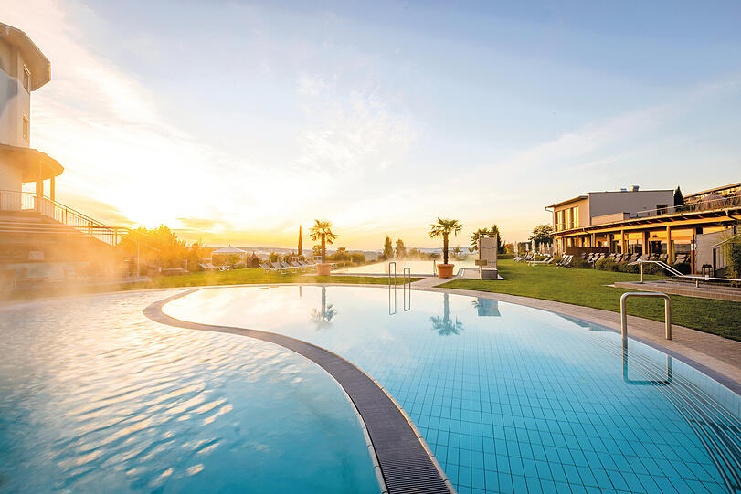 Blick auf die Poollandschaft im Hotel Larimar.