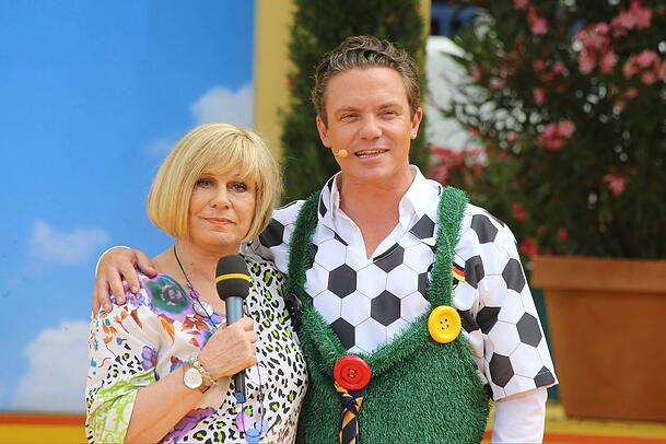 Mary Roos war des Öfteren bei Stefan Mross in der Show zu Gast. Einmal hat er die Sängerin für einen kurzen Moment nicht wiedererkannt. Mary Roos war des Öfteren bei Stefan Mross in der Show zu Gast. Einmal hat er die Sängerin für einen kurzen Moment nicht wiedererkannt.