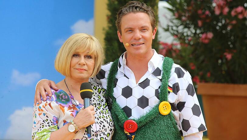 Mary Roos war des Öfteren bei Stefan Mross in der Show zu Gast. Einmal hat er die Sängerin für einen kurzen Moment nicht wiedererkannt. Mary Roos war des Öfteren bei Stefan Mross in der Show zu Gast. Einmal hat er die Sängerin für einen kurzen Moment nicht wiedererkannt.