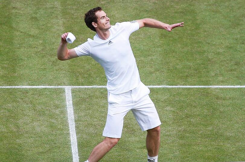 Geschafft: Andy Murray warf nach seinem knappen Viertelfinalsieg sein Schweißband ins Publikum.