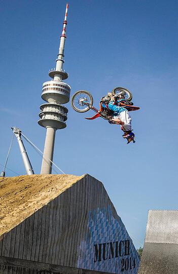 Luc Ackermann fliegt über München.