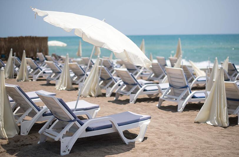 Leerer Strand in Antalaya: Grund für den Tourismusrückgang in der Türkei sind unter anderem wiederholte Terroranschläge und die monatelange Krise mit Russland. Foto: Marius Becker