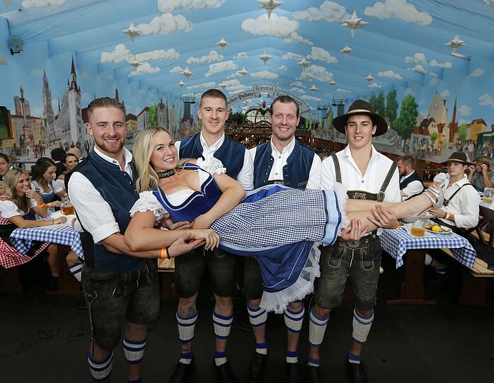 Maximilian Kastner , Jerome Flaake, Deron Quint und David Leggio mit dem Wiesn-Playmate.