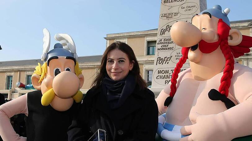Anne Goscinny posiert mit den Comic-Figuren, die ihr Vater René Goscinny einst mit Zeichner Albert Uderzo zum Leben erweckte