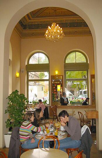 Das Café Savoy ist bekannt für feinste Kuchenkreationen und beliebt als Treffpunkt für ein spätes Frühstück.