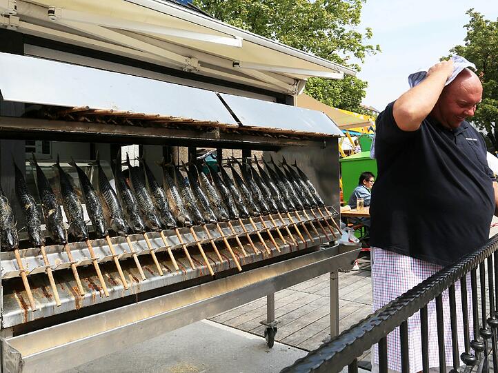Trödel nicht nur für Trachtler: Viele Münchner besuchten am Wochenende die Auer Dult am Mariahilfplatz