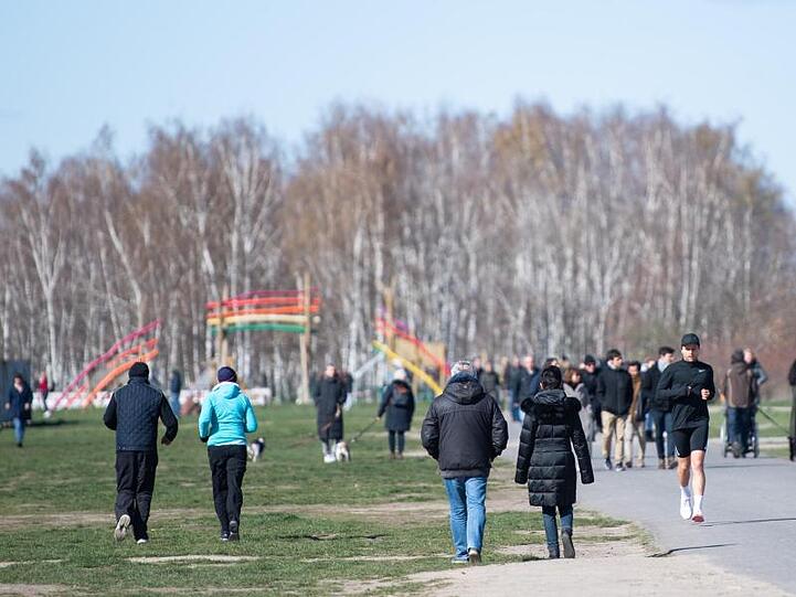 Menschen gehen trotz der Empfehlung des Gesundheitsministeriums zuhause zu bleiben, im Mauerpark in Berlin spazieren.