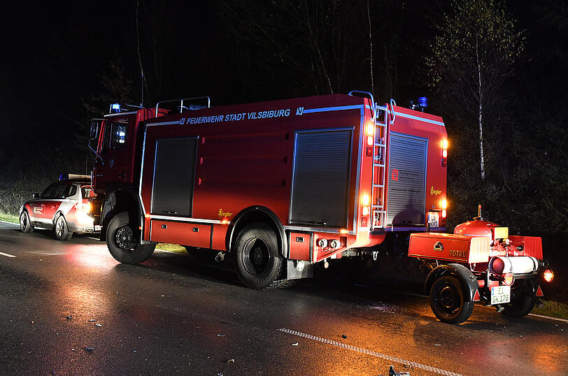 Der 30-jährige Unfallverursacher wurde bei der Kollision schwer verletzt, der BMW-Fahrer erlitt leichte Verletzungen.