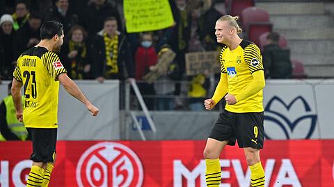 Dortmunds Emre Can und Erling Haaland jubeln nach dem Spiel über den Sieg in Mainz.
