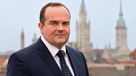 Clemens Baumgärtner ist der Wiesn-Chef der Stadt. Der CSU-Politiker weist jede Verantwortung für den Müll von sich.