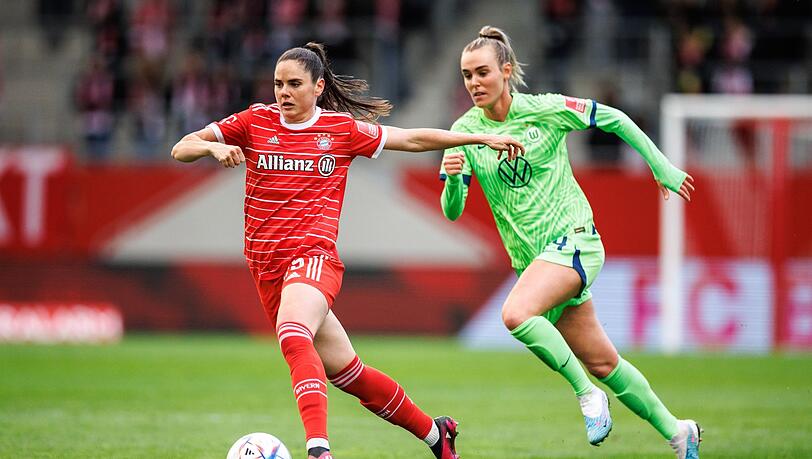 Sarah Zadrazil vom FC Bayern München (l) und Jill Roord vom VfL Wolfsburg im Zweikampf um den Ball.