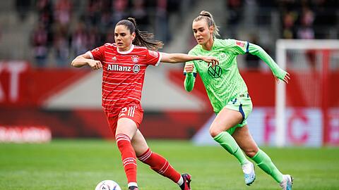 Sarah Zadrazil vom FC Bayern München (l) und Jill Roord vom VfL Wolfsburg im Zweikampf um den Ball.