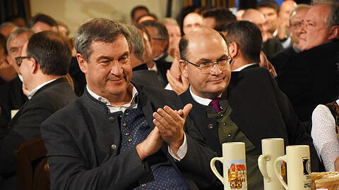 Da saß er noch neben Finanzminister Albert Füracker (CSU) vor der Bühne: Ministerpräsident Markus Söder 2024 im Hofbräuhaus.
