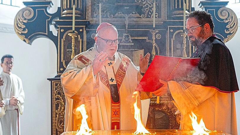 Kardinal Reinhard Marx (l.) in der bedeutenden Kirche, deren Ursprung bis ins neunte Jahrhundert zurückreicht.