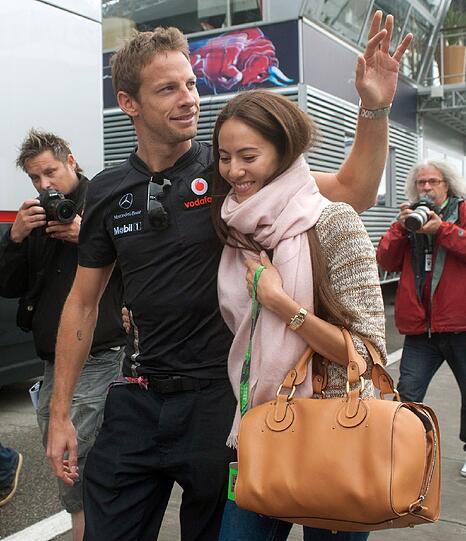 Nur selten sieht man ihn ohne Helm und Rennkluft. Aber wenn Jenson Button mal privat unterwegs ist (so wie hier mit Freundin Jessica Michibaka), beweist er Stil. Das fand auch die Vanity Fair. Sie setzte ihn mit auf der Liste der bestgekleideten Männer 2011.