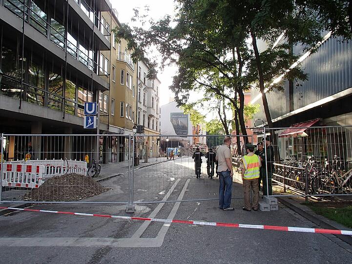 Schwabing am Tag nach der Bombensprengung: Die Spuren der Detonation sind deutlich zu erkennen. Im Laufe des Vormittags werden die Schäden an den Gebäuden der Umgebung erfasst.