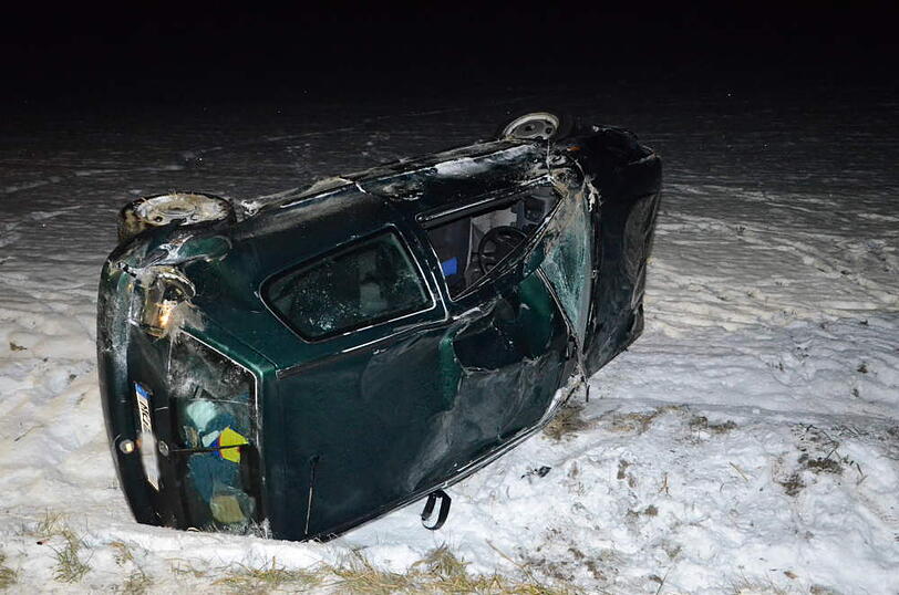 Unfall  bei Feichten: Der Fahrer eines VW Polo kommt von der Fahrbahn ab und überschlägt sich mehrfach mit seinem Wagen. Riesenglück: Der Mann wurde nur leicht verletzt.