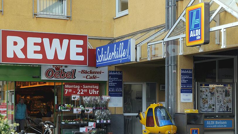 Unter anderem Aldi und Rewe müssen wegen illegaler Preisabsprachen mit Herstellern eine saftige Strafe zahlen. Unter anderem Aldi und Rewe müssen wegen illegaler Preisabsprachen mit Herstellern eine saftige Strafe zahlen.