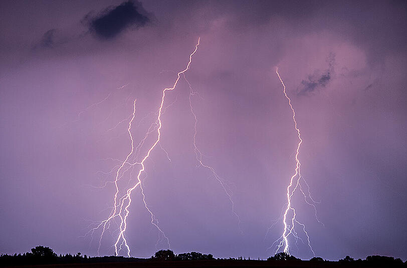 Bei einem schweren Gewitter wurden am Montagabend 16 Soldaten von einem Blitz verletzt.