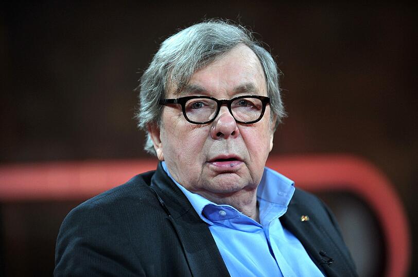 "Ich habe den Radebeuler Schwadroneur des Nahen Ostens und Wilden Westens [Karl May] nie so verschlungen wie die meisten anderen Jungs, mir waren seine 600-Seiten-Schwarten zu wenig lustig und zu wenig Liebe drin, kein Sex."