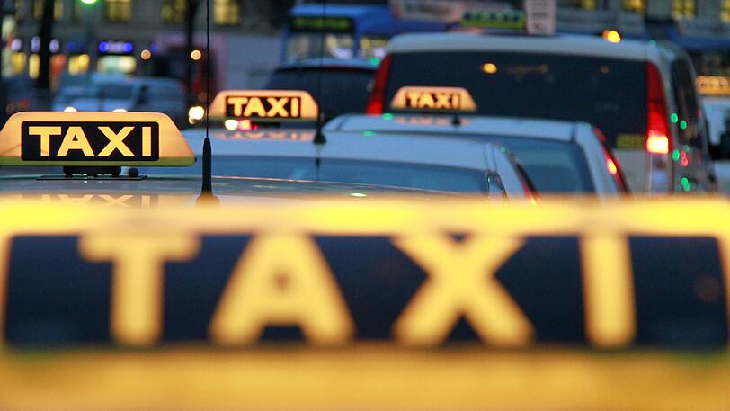 Taxis in München. Wenn die Schilder rot blinken, sollte man die Polizei rufen.