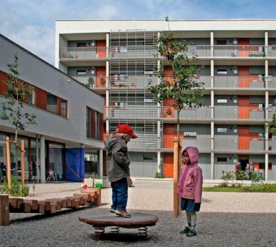 Zehn Jahre gibt es "FrauenWohnen" schon, mit rund 200 bezahlbaren Wohnungen. Darunter diese in der Ingeborg-Bachmann-Straße in Riem.