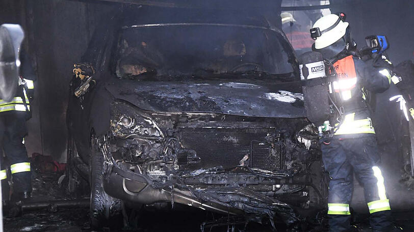Der Sachschaden ist enorm - ein Auto in der Garage wurde völlig zerstört.