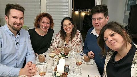 V.l.: Markus, Susanne, Gastgeberin Klara, Simon und Ina haben sichtlich Spaß beim perfekten Dinner.