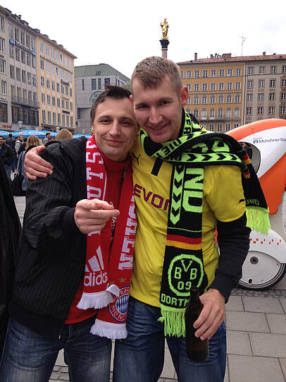 Eine Familie, zwei Mannschaften. Mario (links) und Steffen sind Cousins und verstehen sich trotz des Finales blendend. Steffen hat sich sogar mit Dortmund Trikot auf den Marienplatz gewagt. "Dortmund macht das Ding in der Verlängerung!", sagt er. Dass er ständig blöde Sprüche gedrückt bekommt, stört ihn nicht sonderlich: "ich bin hier mit Freunden, die schützen mich zur Not!", sagt er und muss lachen. Geguckt wird heute Abend auf der Theresienwiese.