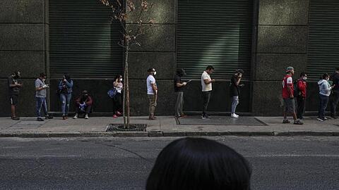 Bedürftige stehen in Santiago de Chile in einer Schlange an, um Arbeitslosengeld zu bekommen.