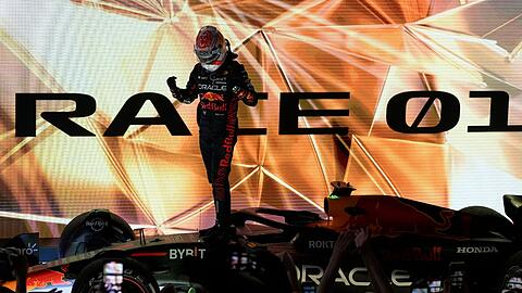 Max Verstappen feiert seinen Sieg in Bahrain.