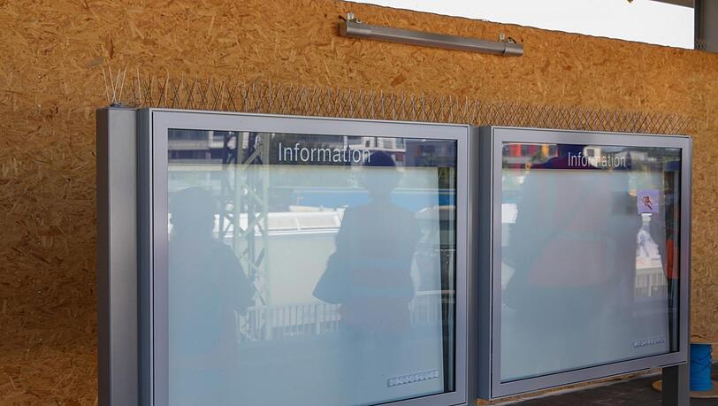 Müssen noch befüllt werden: die Info-Kästen am neuen Bahnsteig. Dahinter eine Pressholzplatte. Müssen noch befüllt werden: die Info-Kästen am neuen Bahnsteig. Dahinter eine Pressholzplatte.