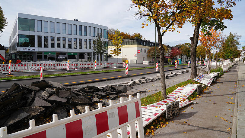 Die Baustelle an der St.-Magnus-Straße in Harlaching: Der schmale alte Radweg rechts im Bild soll dem Gehweg zugeschlagen werden. Der neue breite Radweg entsteht links des Baumstreifens.