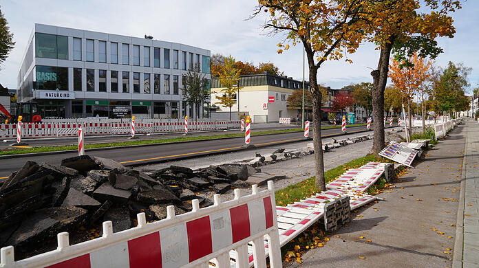 Die Baustelle an der St.-Magnus-Straße in Harlaching: Der schmale alte Radweg rechts im Bild soll dem Gehweg zugeschlagen werden. Der neue breite Radweg entsteht links des Baumstreifens.