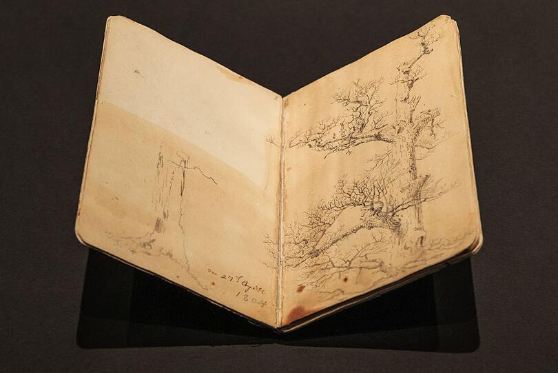 Gleich drei Museen haben hier zugeschlagen und das Karlsruher Skizzenbuch erst im Juli für 1,8 Millionen Euro erworben. Der Titel ist irreführend, denn die Studienzeichnungen sind zwischen April und Juni 1804 in der Umgebung Dresdens enstanden.