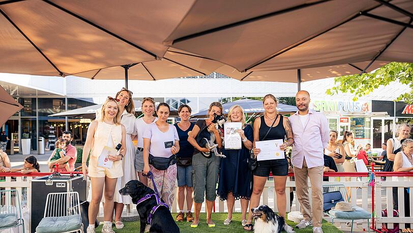 Moderatorin Julia Kautz (links), Centermanager Philipp Avramov (rechts) und seine Jurykolleginnen freuen sich mit den Besitzerinnen der Gewinner-Hunde. Moderatorin Julia Kautz (links), Centermanager Philipp Avramov (rechts) und seine Jurykolleginnen freuen sich mit den Besitzerinnen der Gewinner-Hunde.